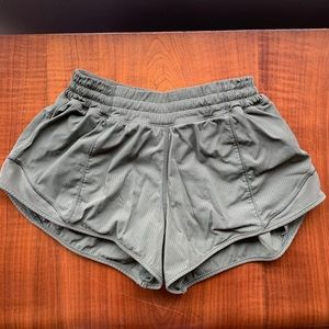 Lululemon hotty hot 2.5 shorts